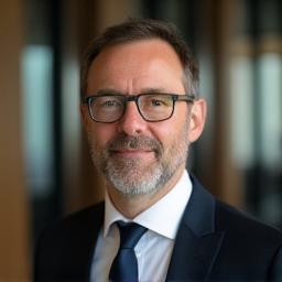 Portraitfoto des Leiters Consulting mit 20 Jahren Branchenerfahrung
